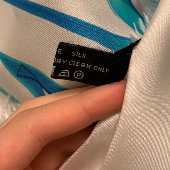 Authentic Chanel Silk Scarf, beautiful design and beautiful colours - Picture 6 of 13